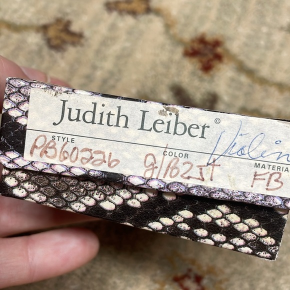 Judith Leiber crystal violin - Picture 6 of 6